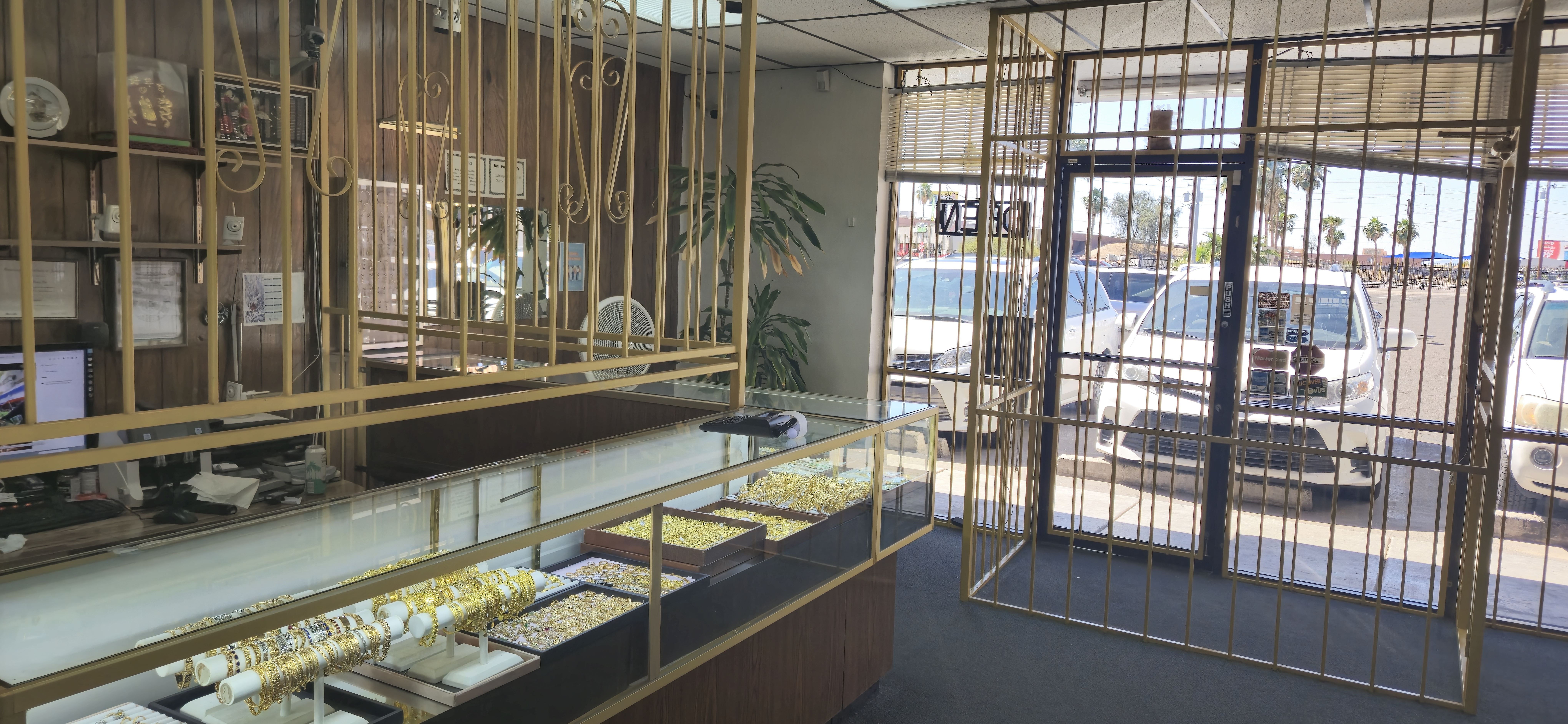 Kim Hoan Jewelry Store Interior
